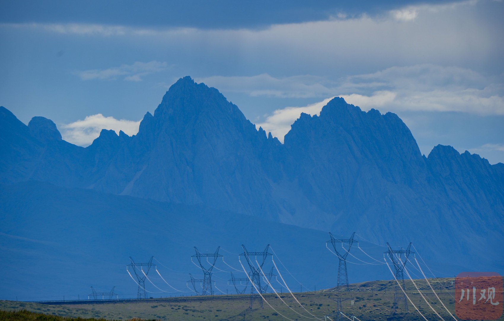 华小峰 摄川藏公路已然由交通物流大动脉,发展成为新时代的经济发展大