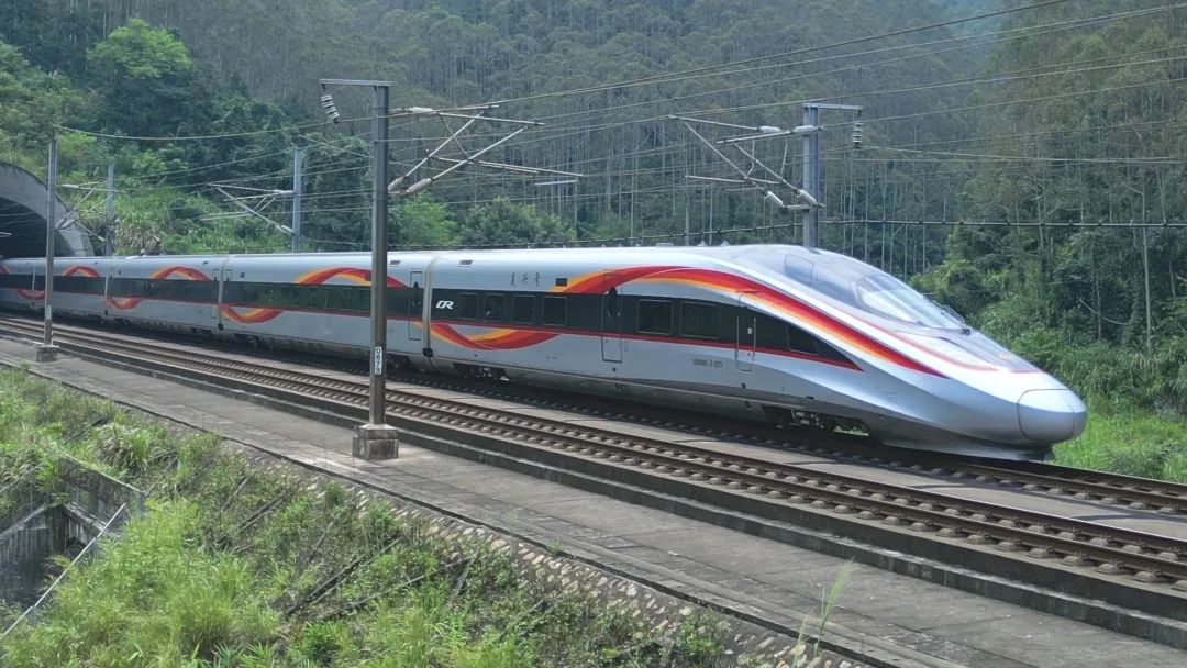 "cr400af-z"型复兴号智能动车组首次迎来这也标志着黄石北站担当车体