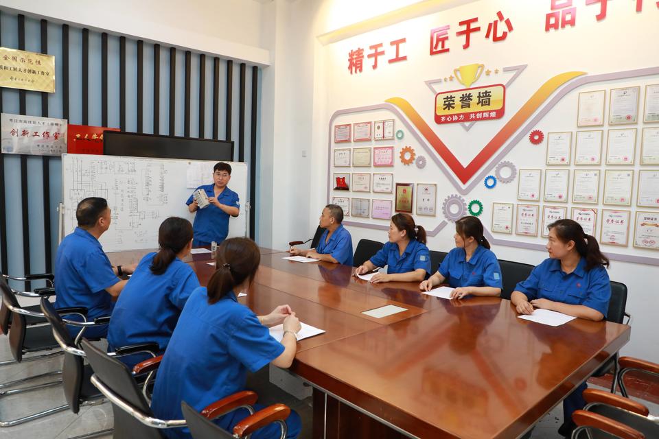 有班组建设栏,有幸福家园墙的"四化三有"班组园地