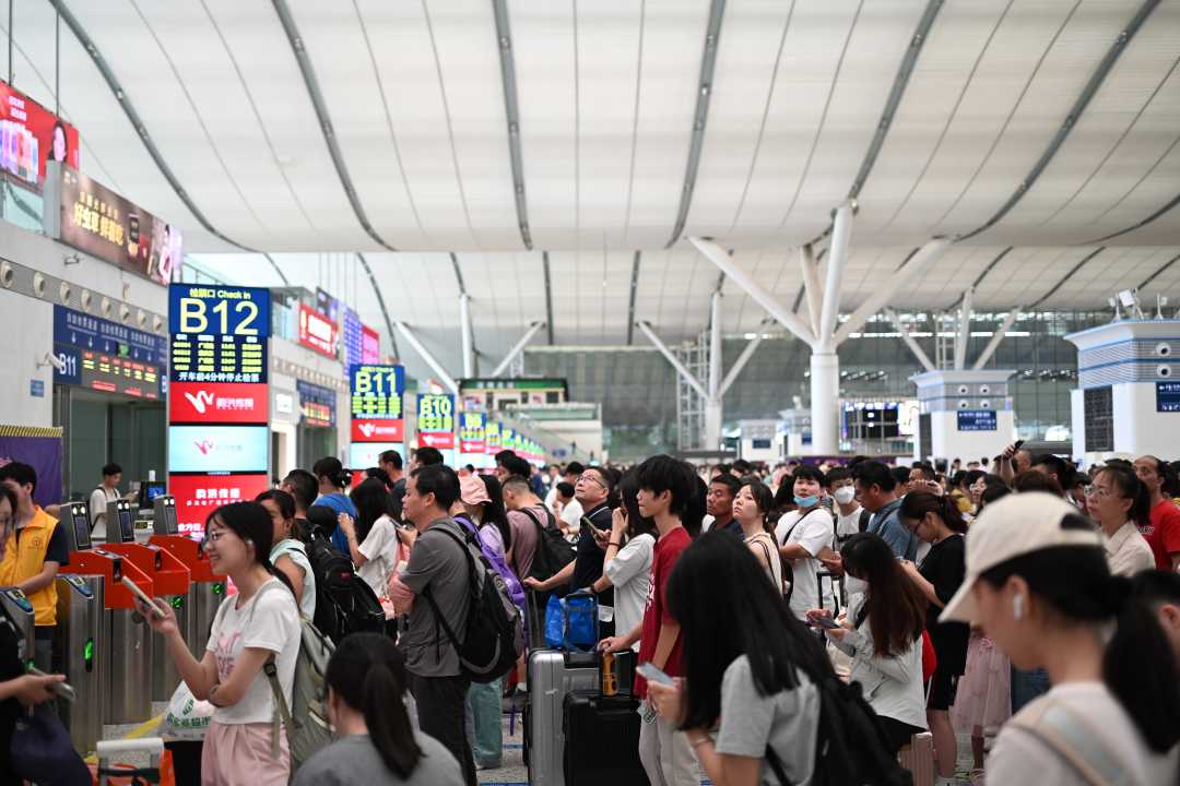 图为深圳北站内,旅客有序排队检票进站.田恬摄