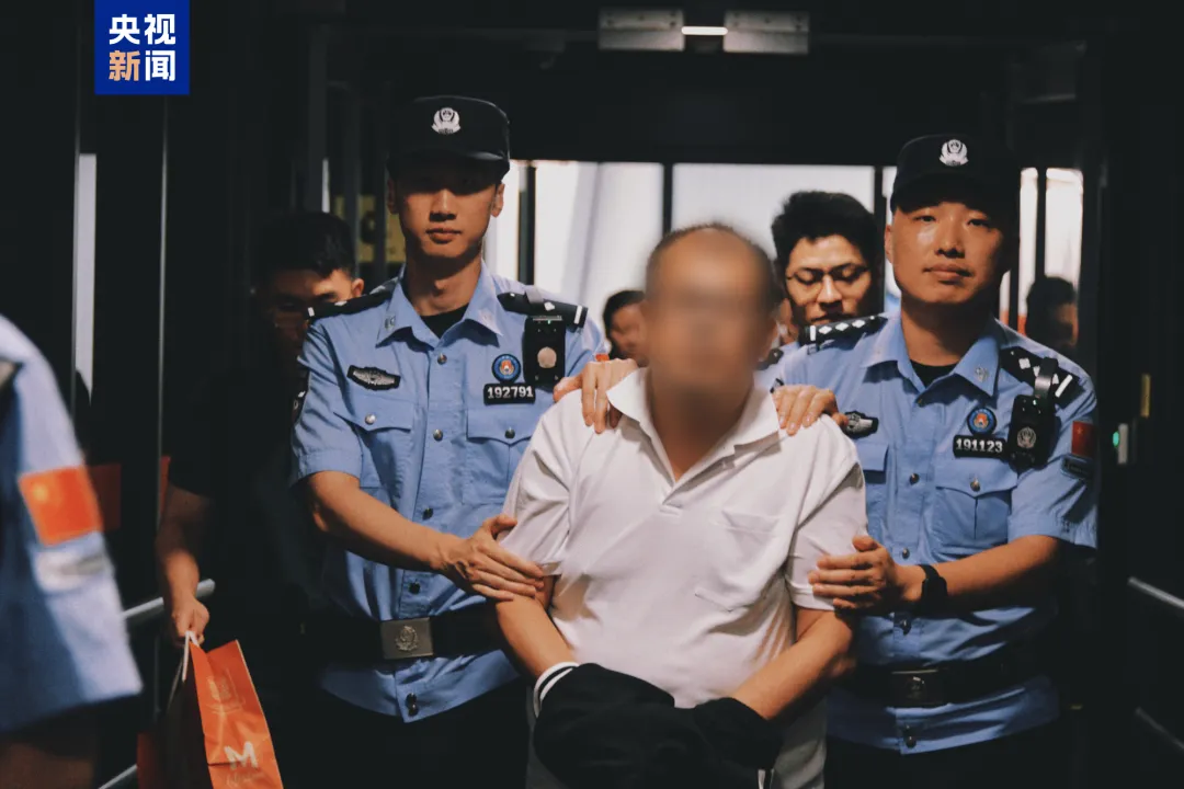 作者:于冰  许晔8月末的一个夜晚,在两名中国警察的押送下,一个身材