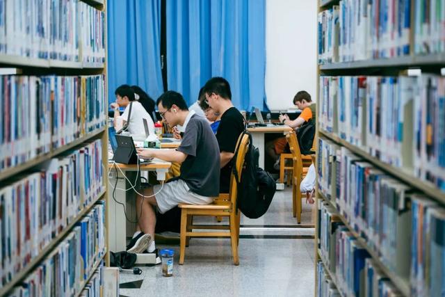 图书馆里静悄悄