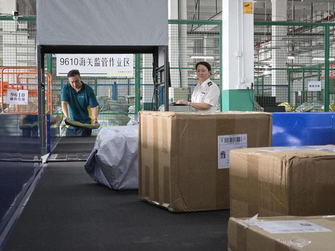 上海邮局海关对出口跨境电商包裹进行监管(刘齐摄)