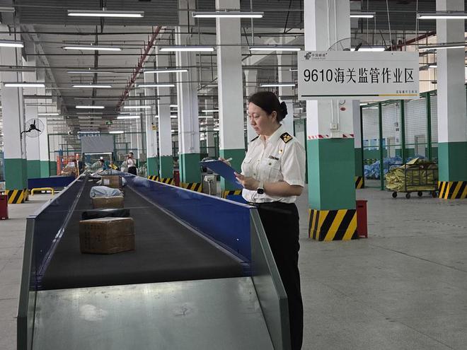 上海邮局海关对出口跨境电商现场规范化操作进行巡场监管(刘齐摄)