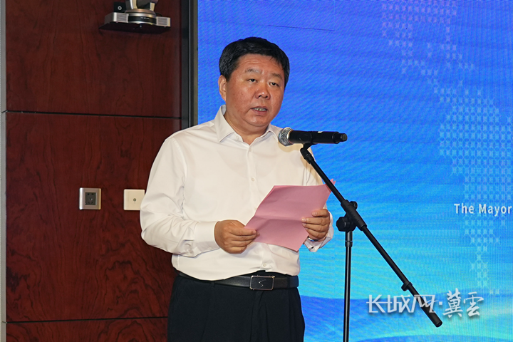 河北省承德市人民政府市长王亚军在启动仪式上致欢迎辞.