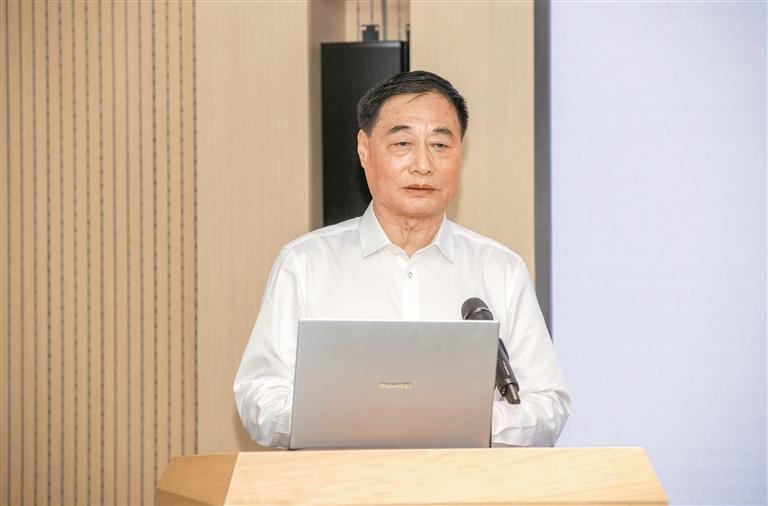 市决咨委专职常务副主任、深圳智库联盟理事长 高振怀