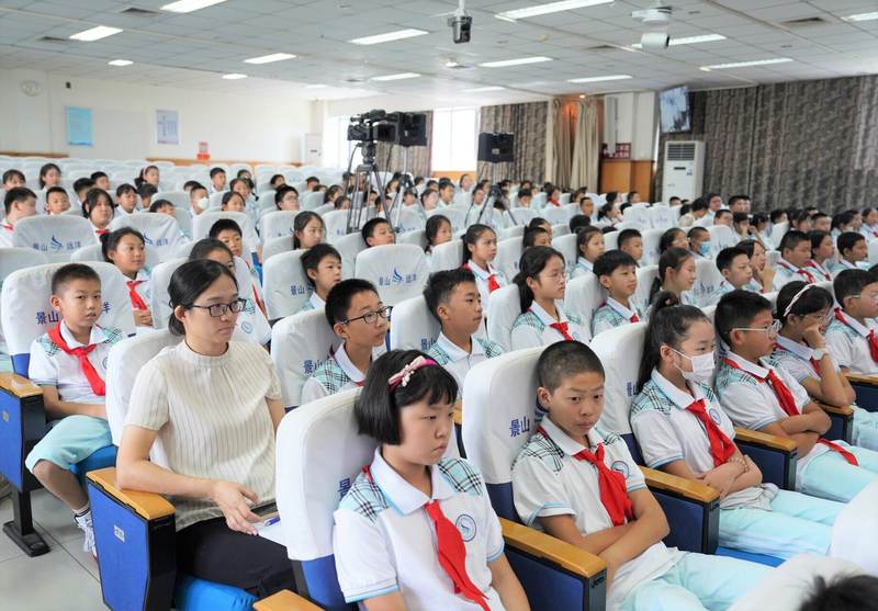 景山学校远洋分校的学生们认真听讲.学校供图
