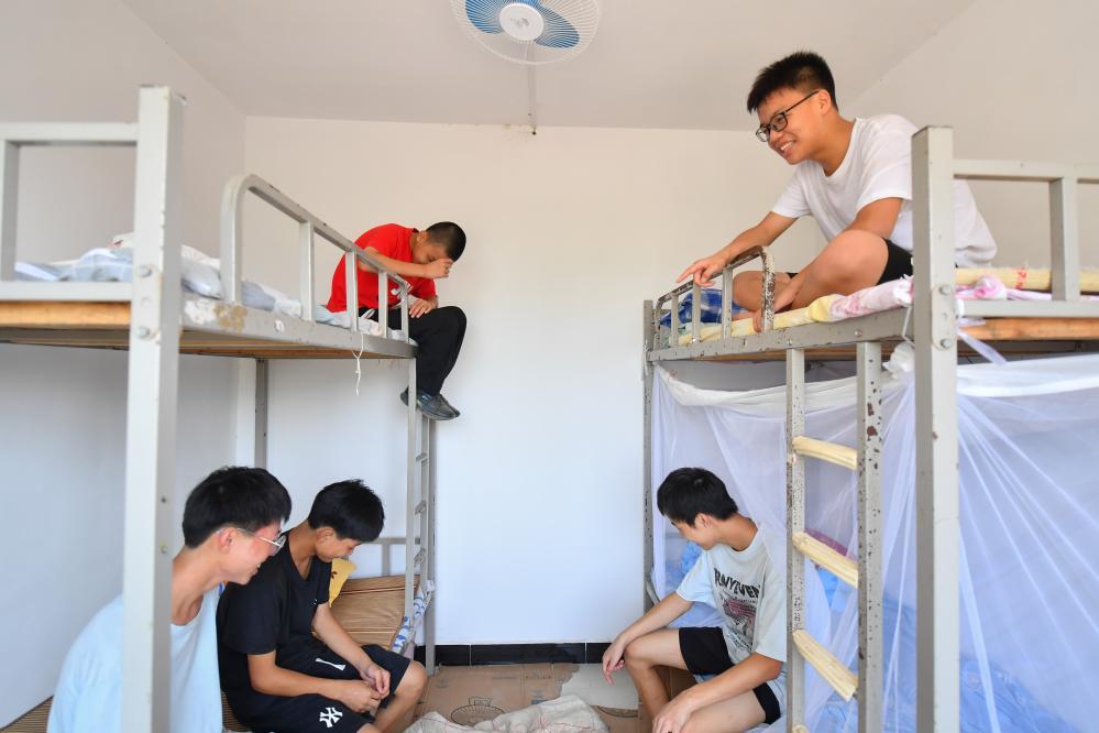 9月1日,在湖南华容县团洲学校,学生在宿舍聊天.新华社记者 陈泽国 摄