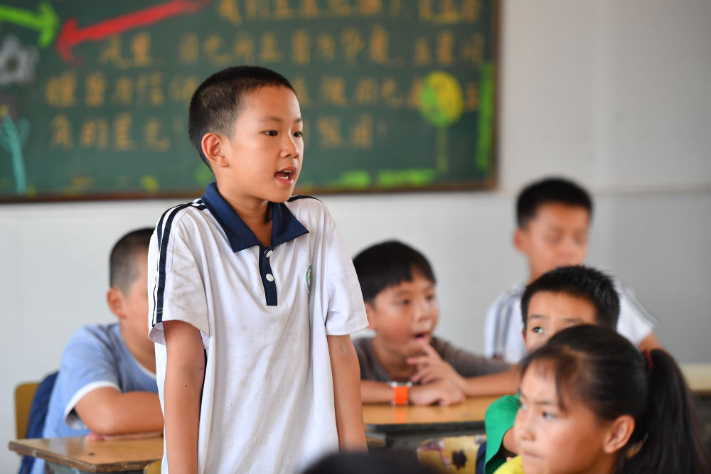 9月2日,在湖南省华容县团洲学校,四年级学生在主题班会上发言.