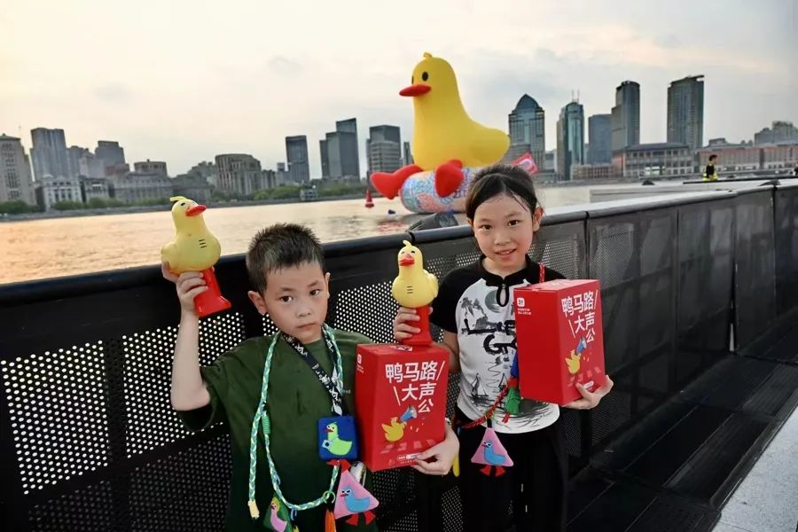 游客在浦东滨江与“鸭马路”合影。   郑宪章 摄