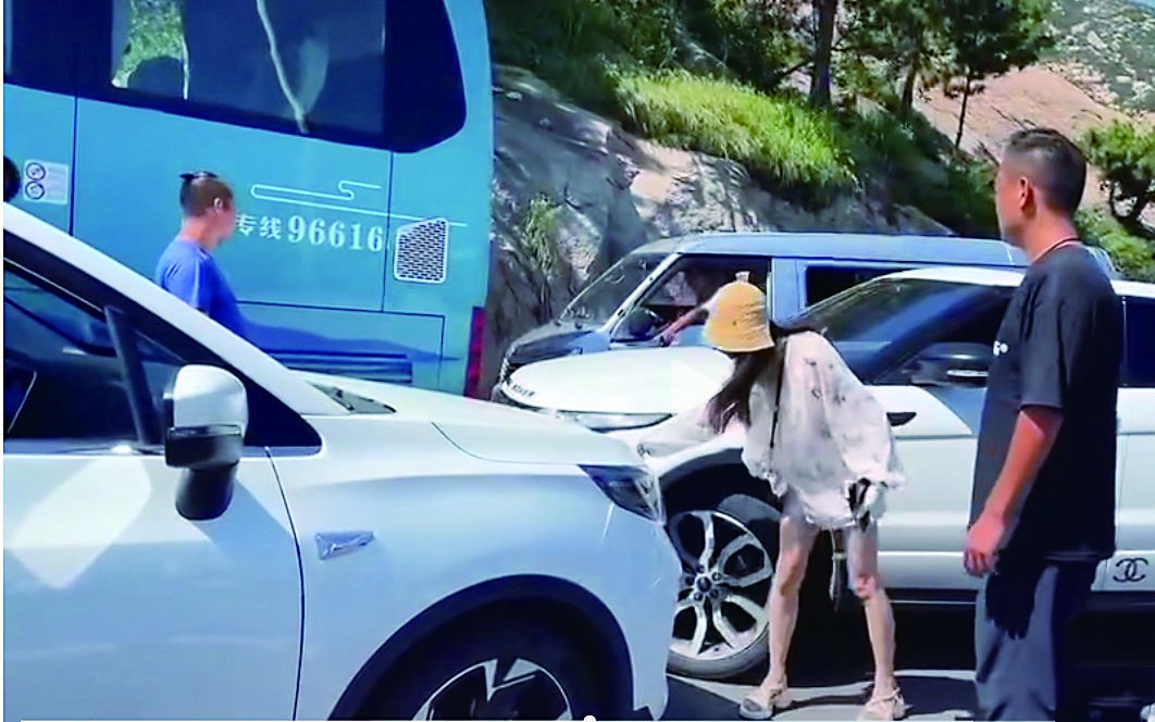 现场视频截图近日,山东省青岛市崂山区"王某驾车逆行辱骂殴打他人"