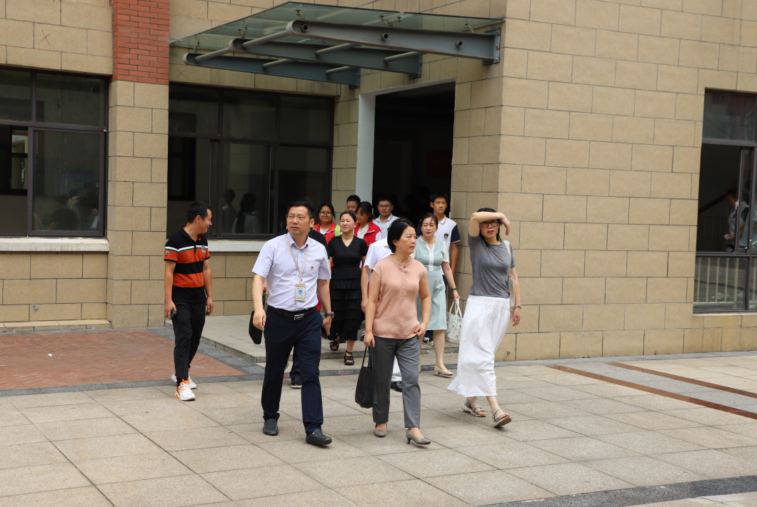 九江市教育局领导一行深入九江金安高级中学(九江石化中学)督查开学