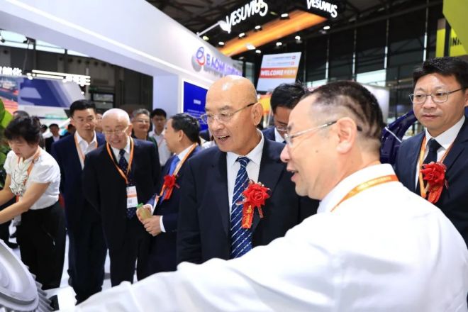 图为领导和嘉宾参观中国国际冶金工业展览会