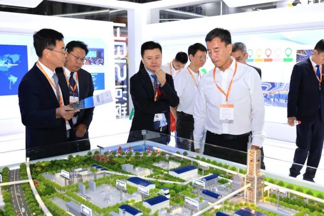 图为领导和嘉宾参观中国国际冶金工业展览会