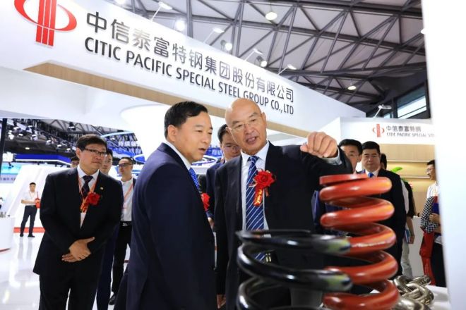 图为领导和嘉宾参观中国国际冶金工业展览会