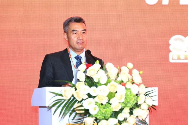 图为苏长永主持仪式