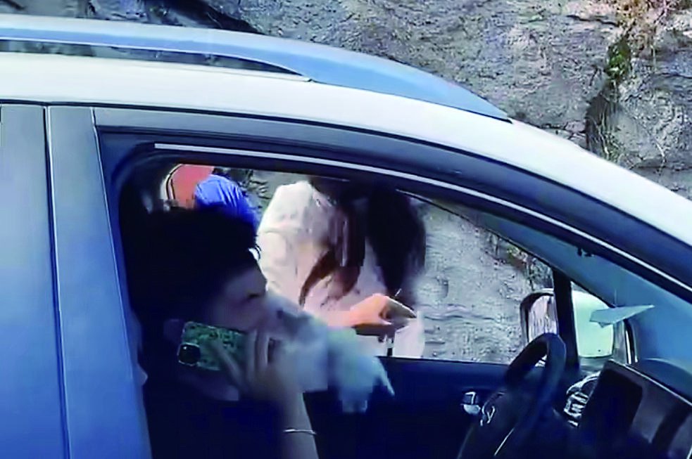 现场视频截图近日,山东省青岛市崂山区"王某驾车逆行辱骂殴打他人"