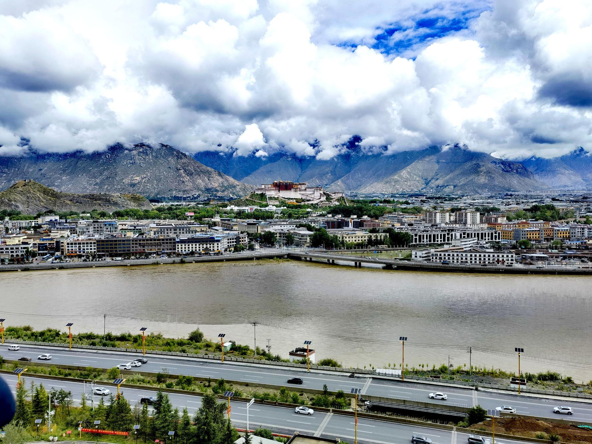 我们的家园拉萨南北山绿化工程绿动高原绘就生态新画卷