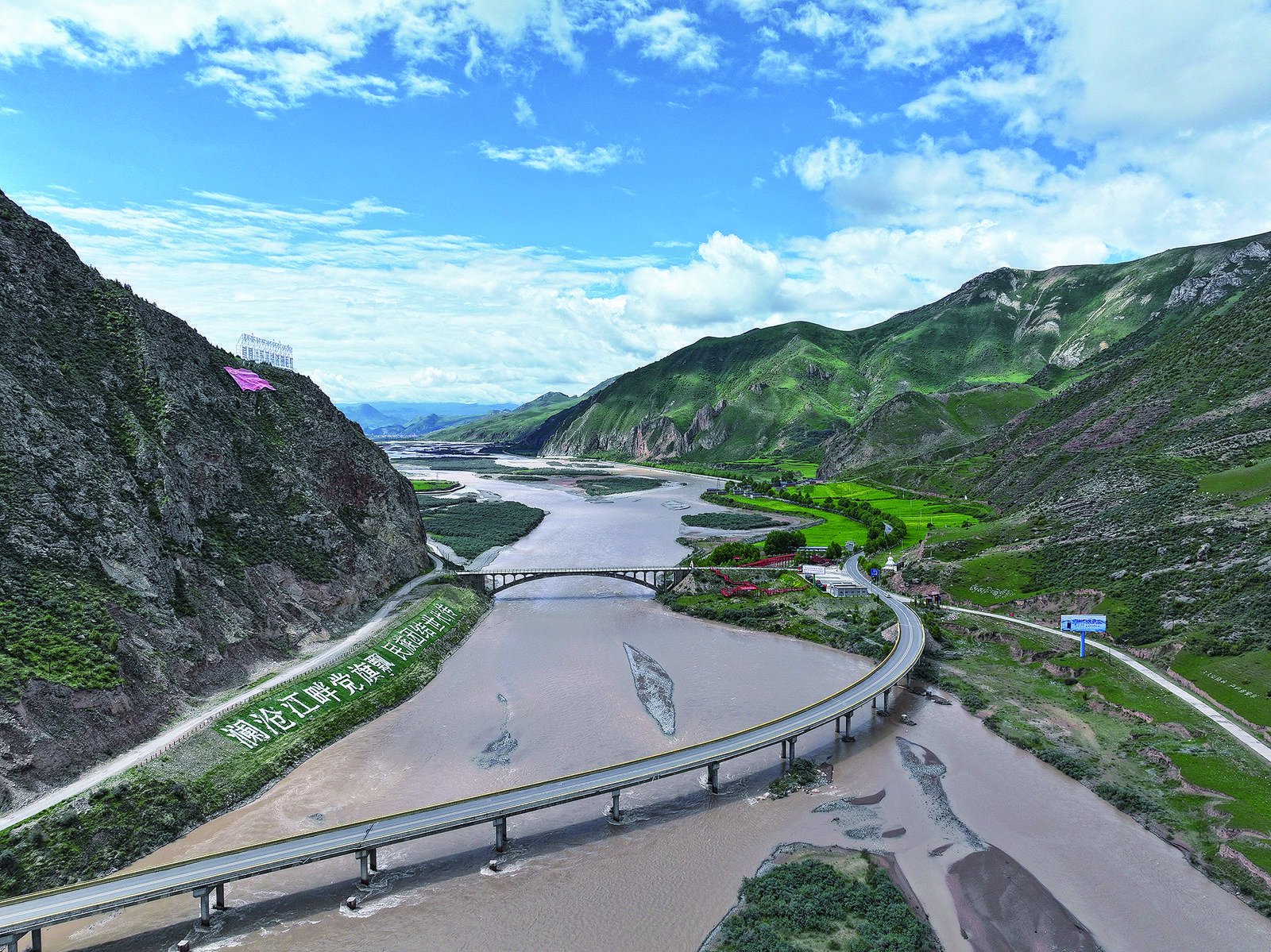 囊谦县"民族团结桥". 本报记者 程宦宁 摄