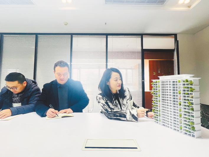瞄准房地产行业发展新趋势,刘人君向客户介绍其团队设计的第四代住宅方案。 (受访者供图)