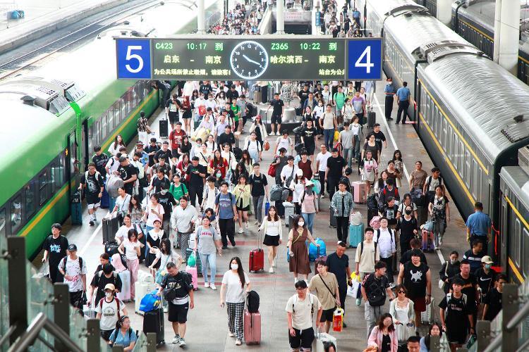 2024年8月31日,江苏省南京市,旅客在南京火车站下车出站。