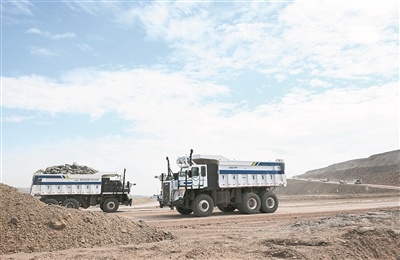 图为无人驾驶矿卡行驶在新疆准东宜化五彩湾一号露天煤矿矿区（无人机照片）。 新华社记者 金良快摄