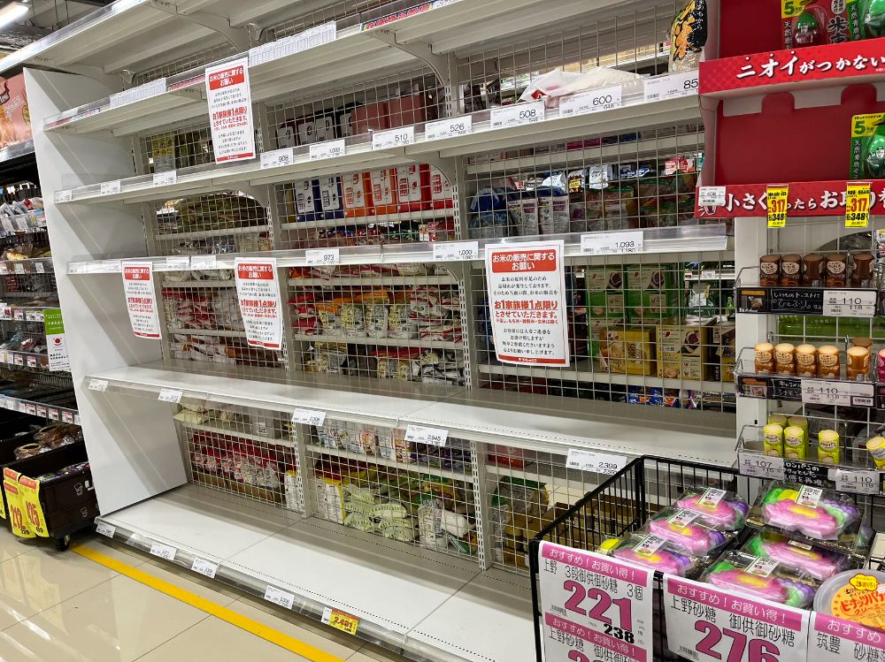 (有超市的大米货架已经清空。陈玲摄于日本福冈县北九州市的超市)
