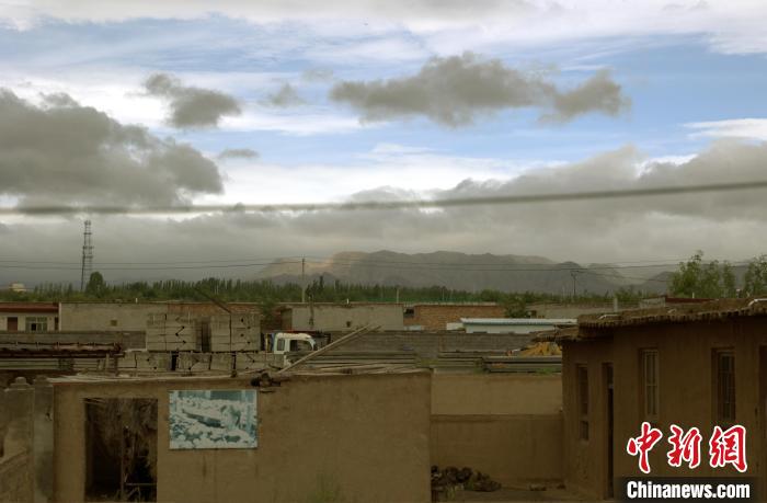 9月4日 ,从高处俯视"金滩村",剧中村民们热火朝天地学习种植双孢菇的