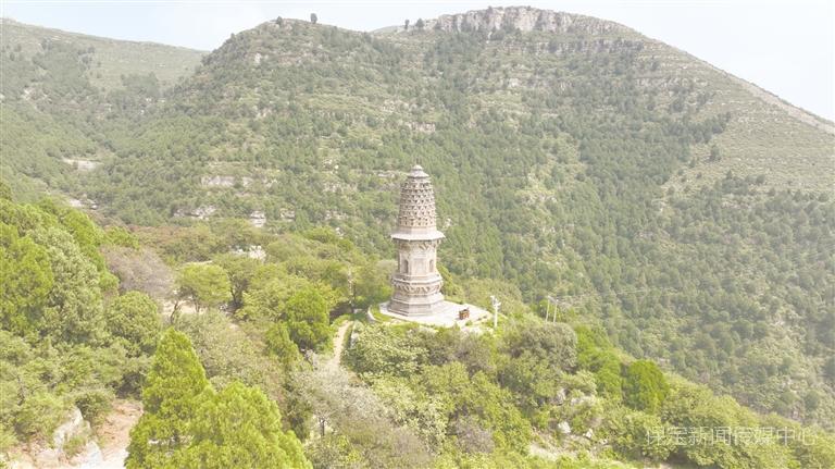 矗立在龙宫高山上的庆化寺花塔。杨猛 摄