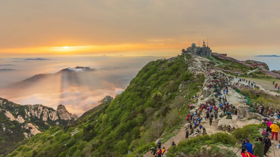 看泰山日出的人图源视觉中国