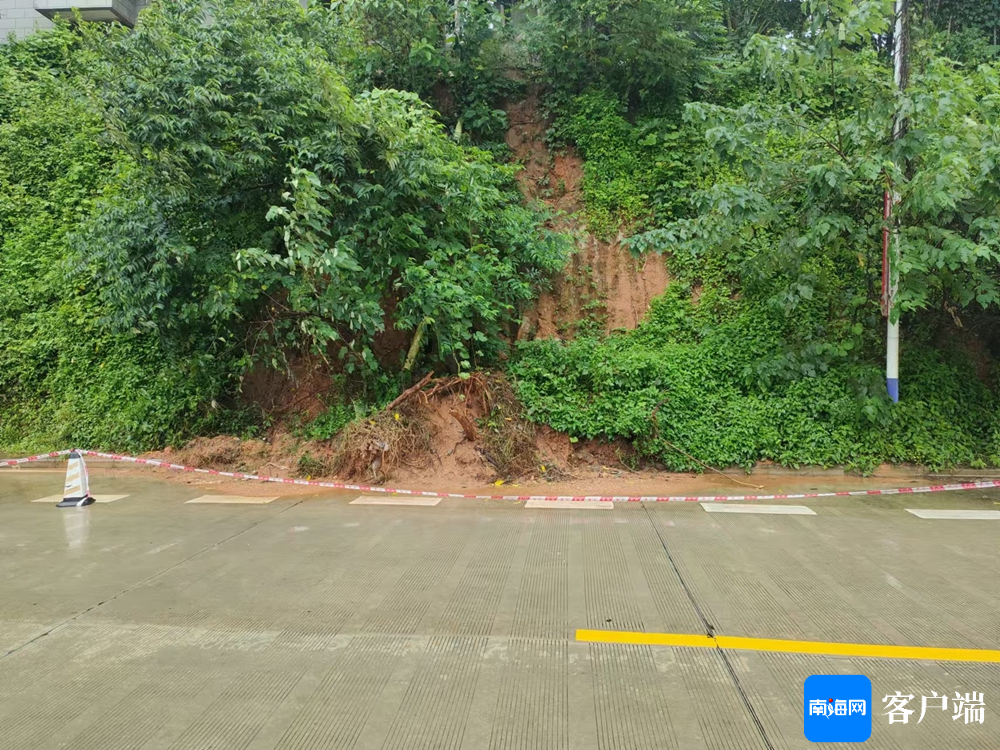 五指山河北东路延长线应示村路口段有山体滑坡隐患现场