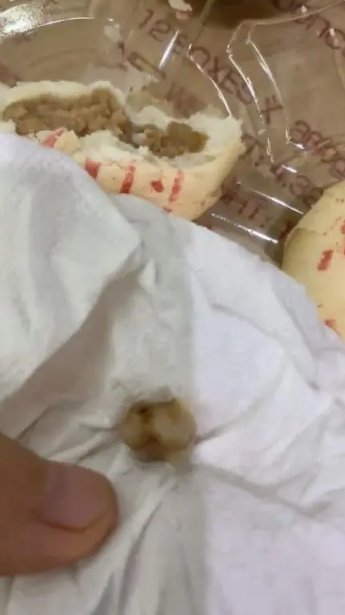 女子称山姆超市鲜肉月饼吃出牙齿。图/视频截图