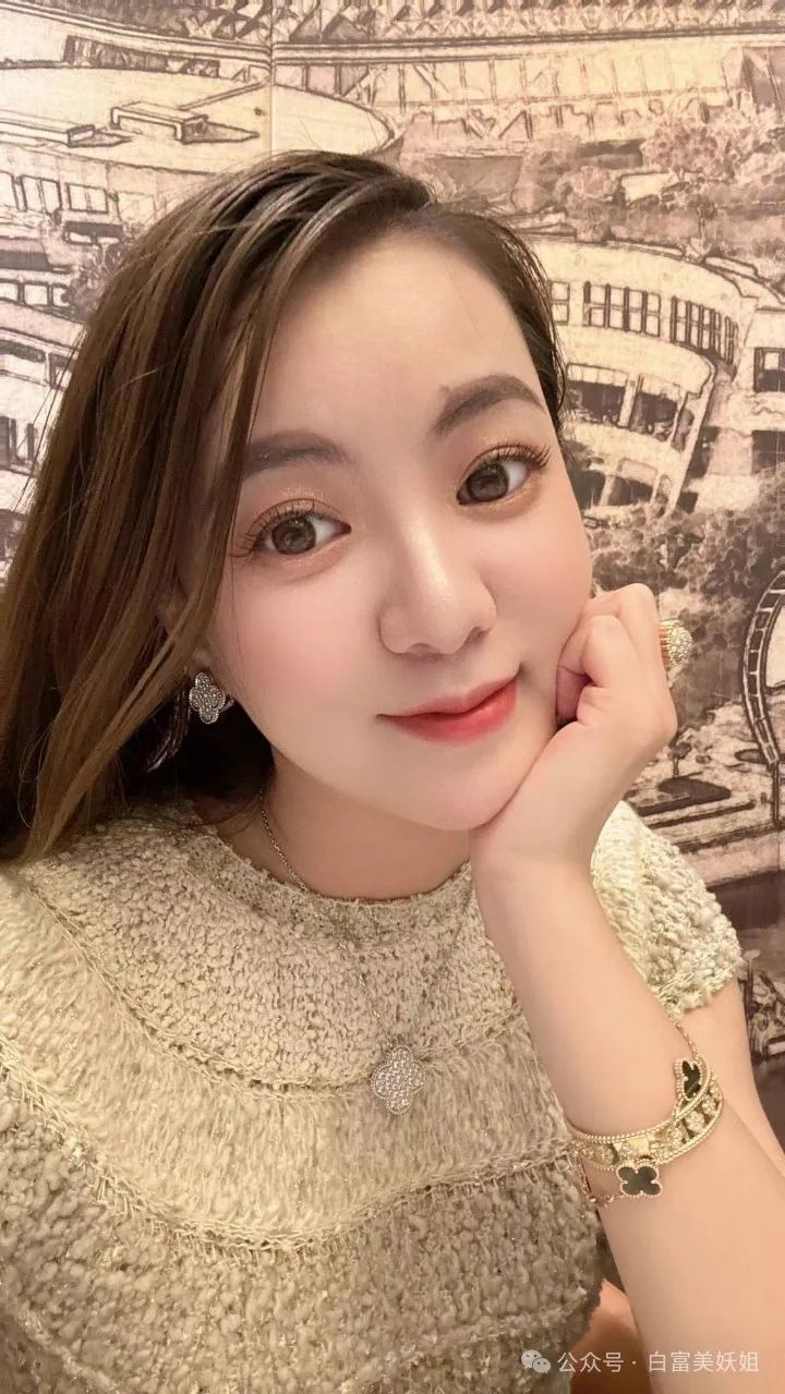 虽比不上郭紫欣的壕,还传出签了不生子协议才得以嫁给大20岁富商老公