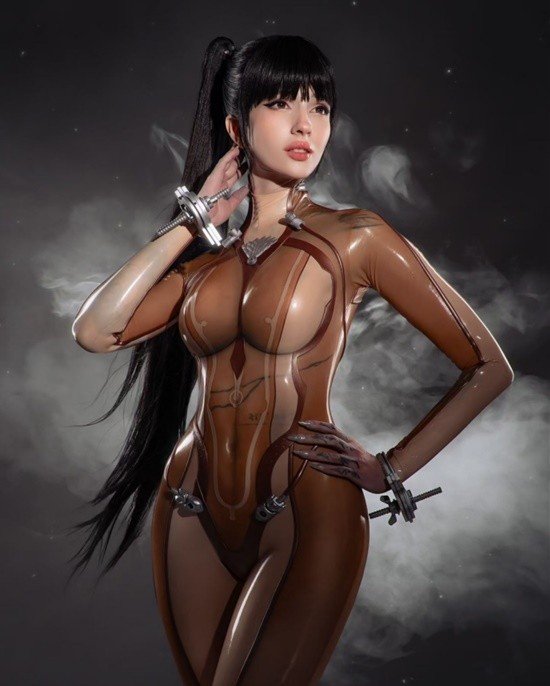 俄妹cos《剑星》女主:胶衣贴身前凸后翘 纤腰迷人