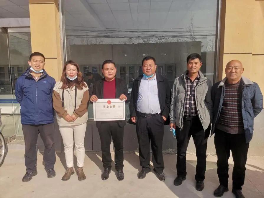 刘和鑫(左一)帮助村民办理营业执照