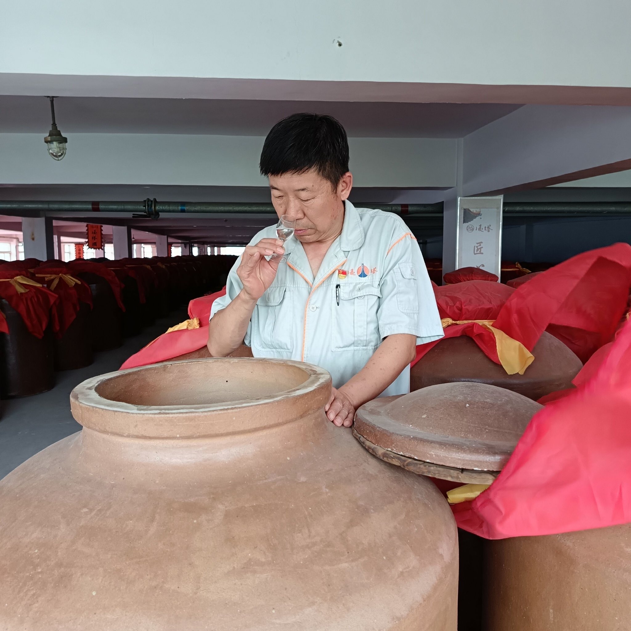 "俗话说,好酒三分酿,七分藏,凌塔白酒采用独特的天窖地藏的储酒方式