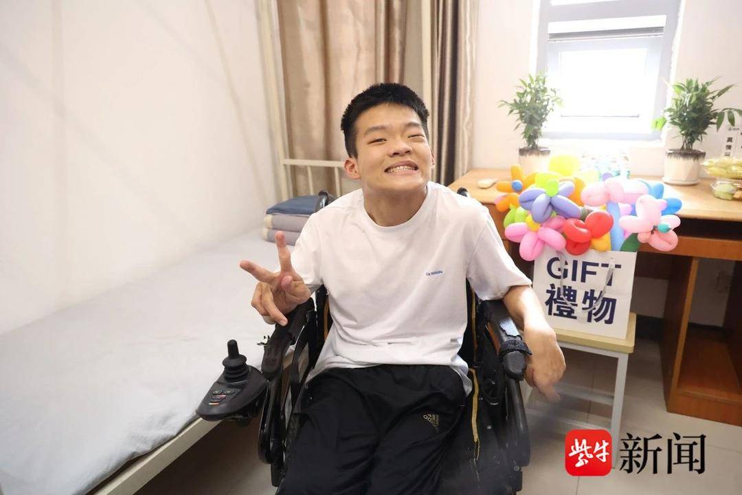 感动全网的励志男孩姚俊鹏又开学了,他的新身份是苏州大学研一新生