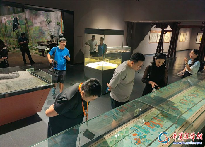 两岸媒体人探访崇义县博物馆 系统了解王阳明心学思想