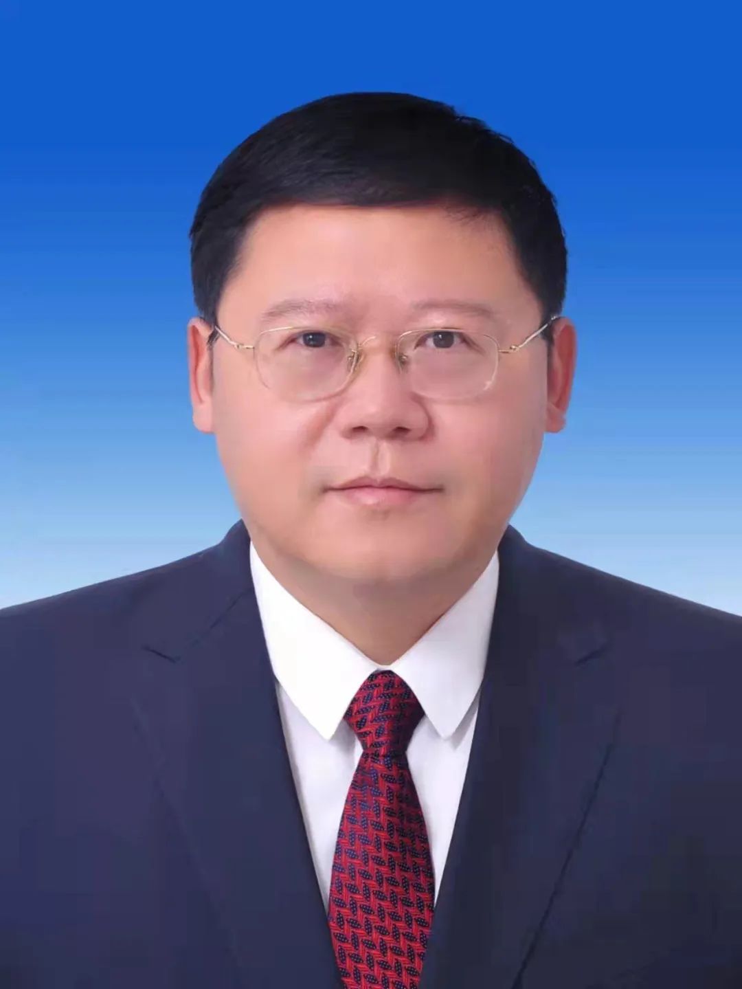 2021年到牡丹江市工作,任牡丹江市委副书记,市长,市政府党组书记.