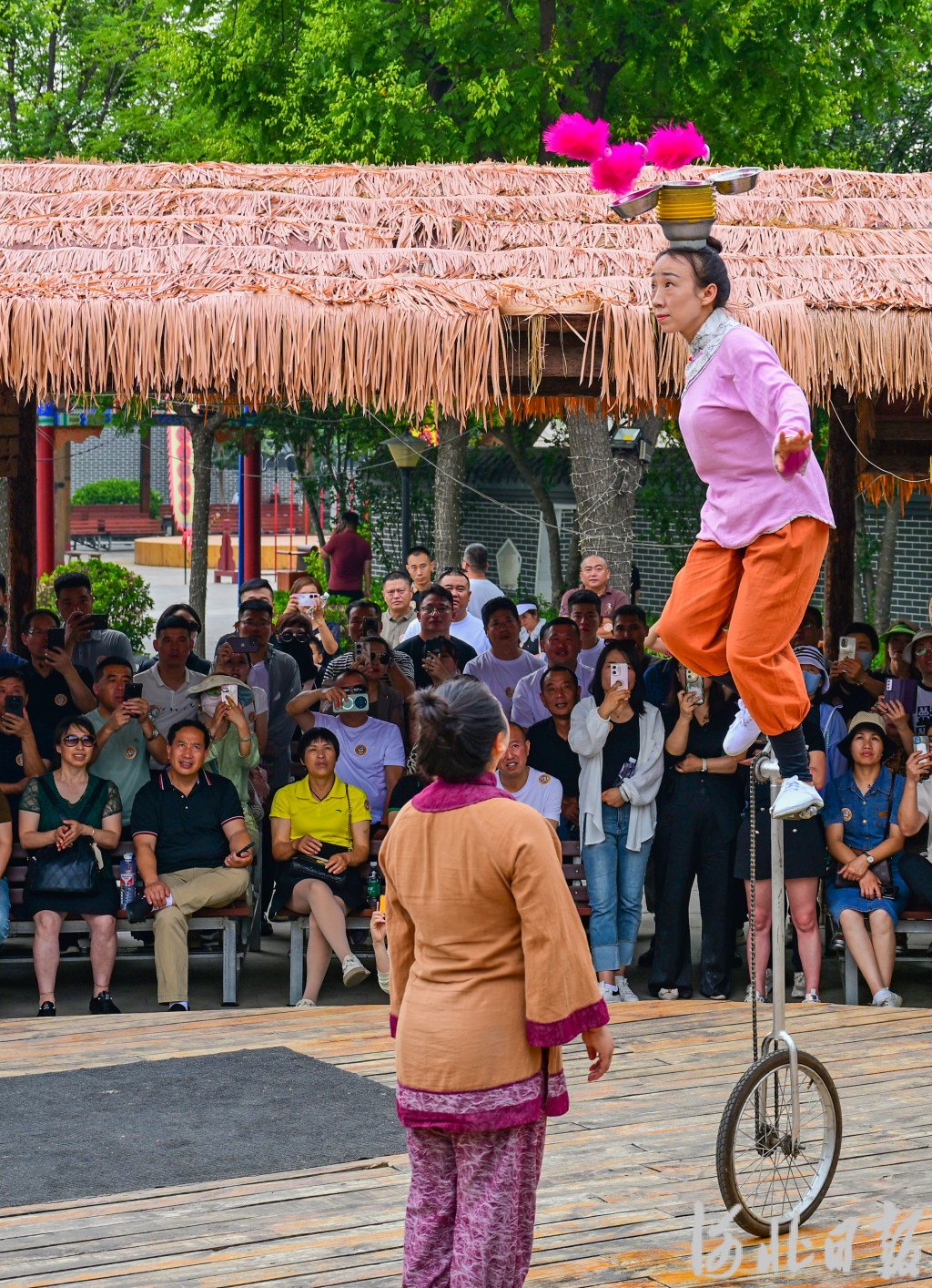 6月21日,游客在吴桥杂技大世界欣赏杂技表演.河北日报记者 耿辉摄