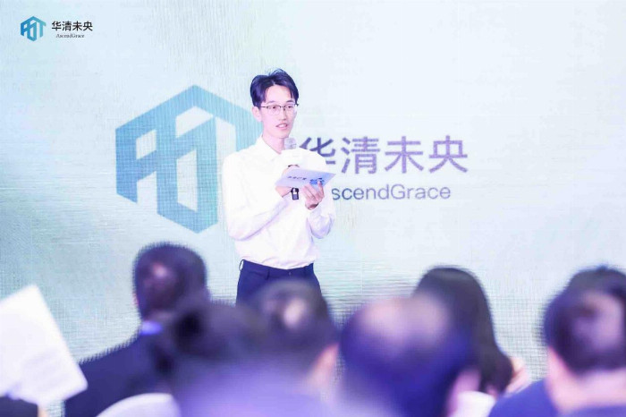 图2: CEO朱文宇演讲