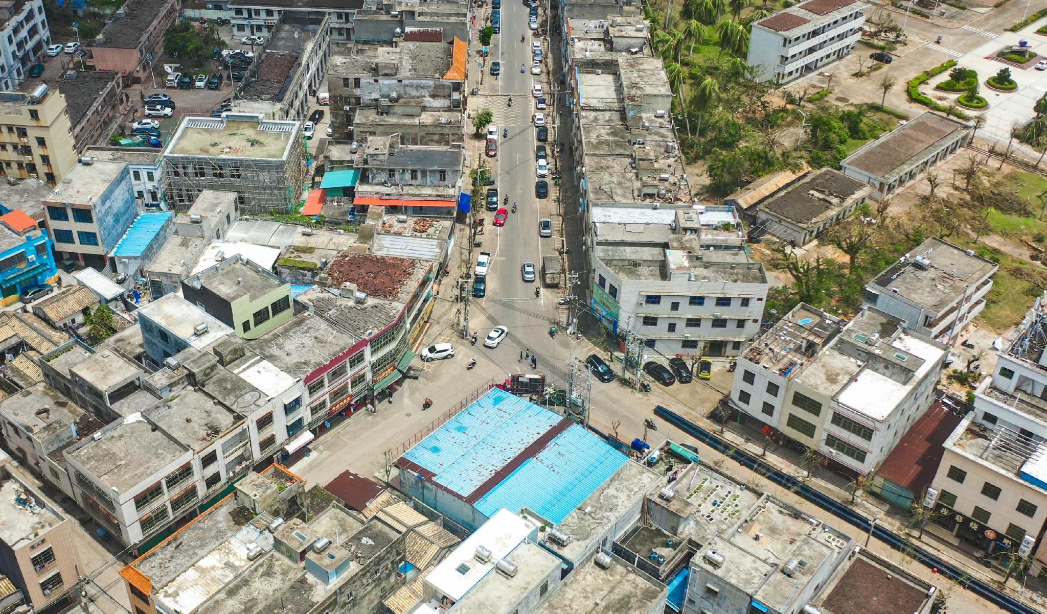 航拍灾后的文昌翁田镇:道路不断畅通 秩序逐步恢复