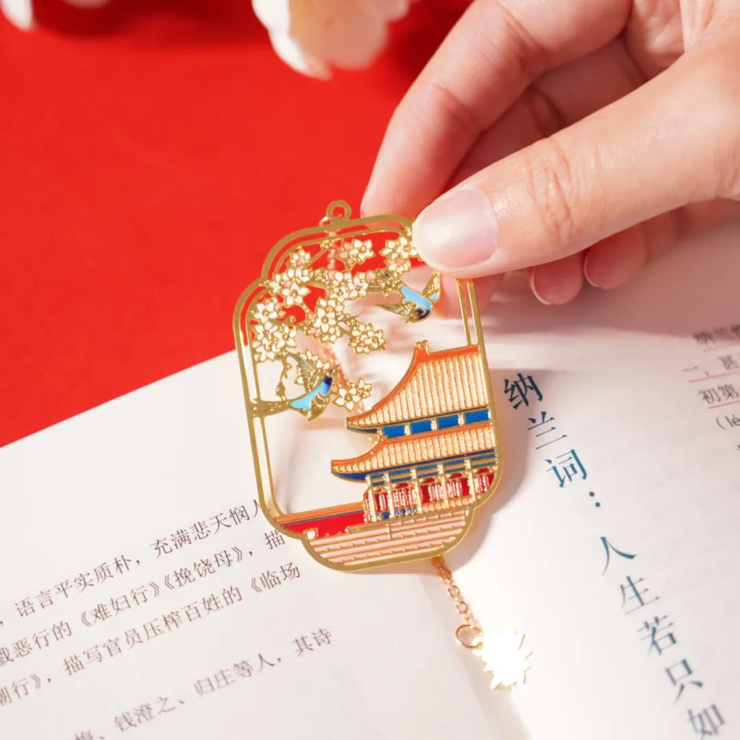 《百年荣耀•四季宫影》金属书签,制作精美,以春夏秋冬四款,将故宫