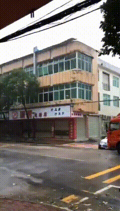 玻璃被整块掀翻、破碎。图片来源：央视新闻