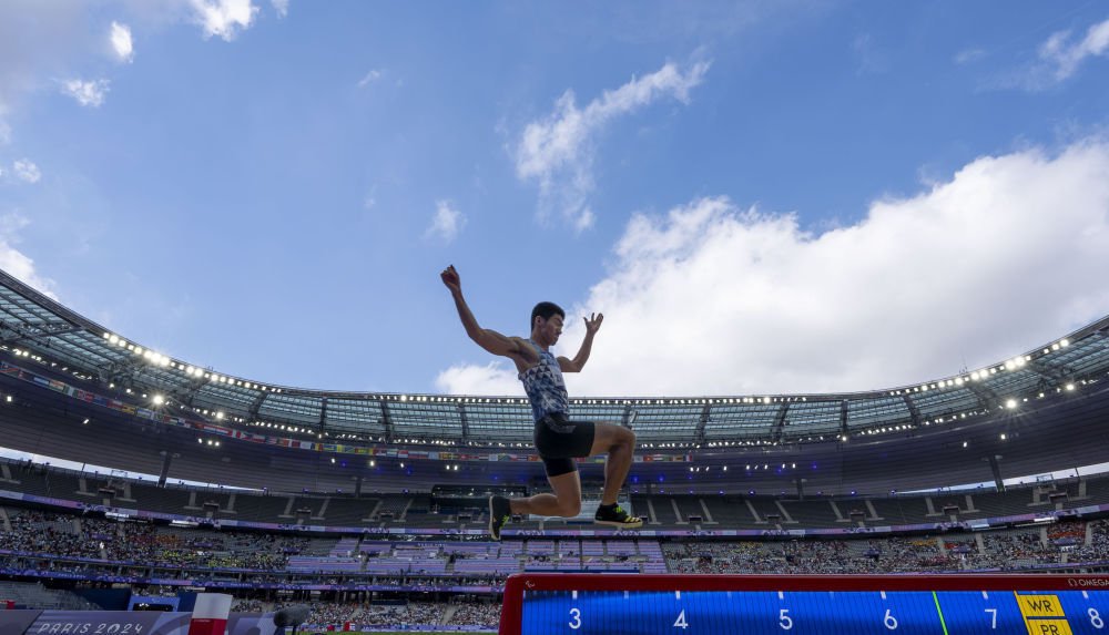 ↑9月4日，中国选手衷黄浩在田径男子跳远T38级决赛奋力一跃，最终获得亚军。 新华社记者 才扬 摄