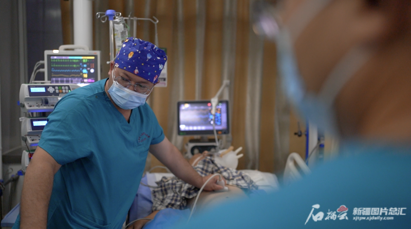 皮山县医共体总医院重症监护室,医生为患者做床旁b超(资料图片).