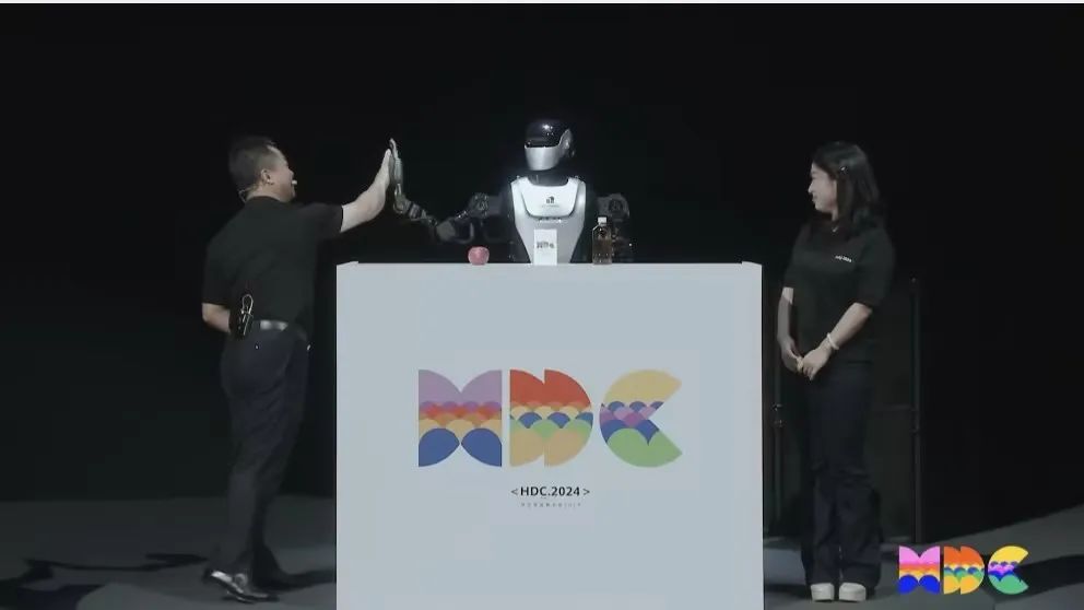▲ 乐聚夸父东说念主形机器东说念主与华为常务董事、华为云 CEO 张吉祥击掌，两家均为深圳企业
