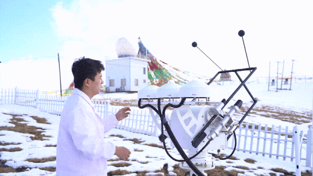  图为在瓦里关全球大气本底站，值班人员运行仪器。中新社记者 祁妙 摄