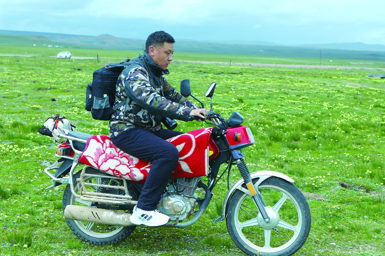 奔波在入户路上。本报记者 程宦宁 摄