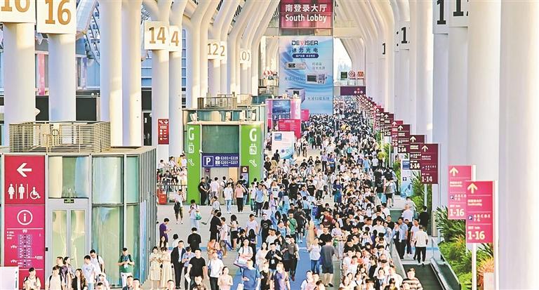 深圳跨境电商博览会现场东谈主头攒动。受访单元供图